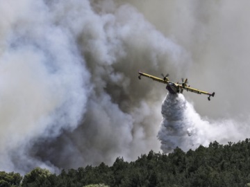 Mαίνονται οι πυρκαγιές σε Κάρυστο, Ρόδο και Κέρκυρα – Σε ύφεση η φωτιά στο Αίγιο