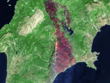 Συγκλονιστικές εικόνες από δορυφόρο καταγράφουν την έκταση της φωτιάς στη Ρόδο – Φαίνεται ακόμα και ο καπνός