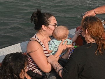  Εκκενώνεται από τη θάλασσα η Αγχίαλος  Μαγνησίας - Φεύγουν με τα μωρά αγκαλιά (βίντεο - φωτογραφίες) 