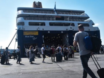 Σε εξέλιξη η μεγάλη έξοδος των αδειούχων του Αυγούστου – Πάνω από 70.000 θα φύγουν από το Λιμάνι του Πειραιά σήμερα