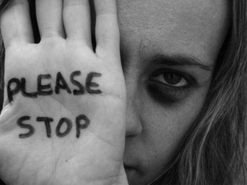 Κακοποίηση: 31 γυναίκες-θύματα κάθε μέρα- Αμείλικτοι οι αριθμοί για το φαινόμενο της βίας