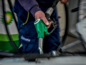 Πού θα φτάσει η τιμή της βενζίνης μέχρι τον Δεκαπενταύγουστο – Τι λένε πρατηριούχοι και οικονομολόγοι