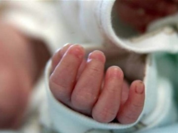 Χανιά: Επιχείρηση «βιομηχανοποίησης γεννήσεων» είχε στήσει το κύκλωμα εμπορίας βρεφών – Η ανακοίνωση της ΕΛΑΣ