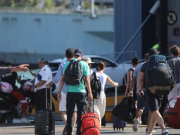 Φεύγουν οι αδειούχοι του Αυγούστου - 32.580 επιβάτες αναχώρησαν χθες από τον Πειραιά