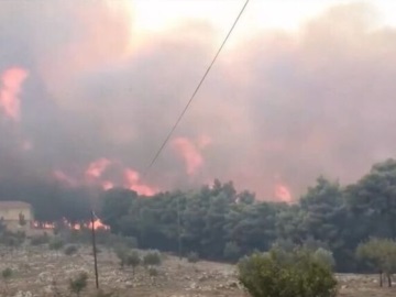 Συνεχίζεται η «μάχη» με τις φλόγες στην Αλεξανδρούπολη 
