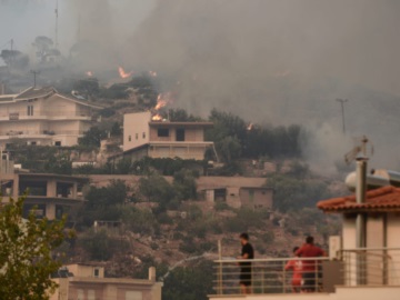 Ανεβαίνει προς την Πάρνηθα η φωτιά που ξέσπασε στη Φυλή - Κάηκαν σπίτια κι αυτοκίνητα στη Χασιά (εικόνες*)