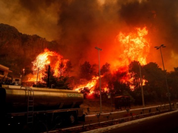 Συνεχείς αναζωπυρώσεις στην Πάρνηθα: Σε 100-200 μ. από την Πάρνηθος οι φλόγες – Σε ετοιμότητα οι Θρακομακεδόνες