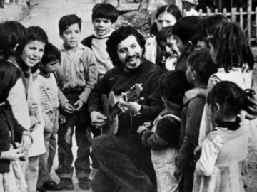 Ποινές κάθειρξης σε βάρος 7 πρώην στρατιωτικών για τη δολοφονία του μουσικού Βίκτορ Χάρα, στη Χιλή το 1973