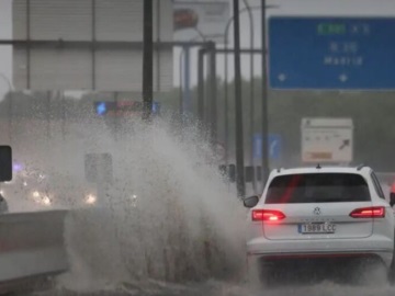 Προβλήματα στις σιδηροδρομικές και οδικές συνδέσεις στη Μαδρίτη και την κεντρική Ισπανία έπειτα από σφοδρές βροχοπτώσεις