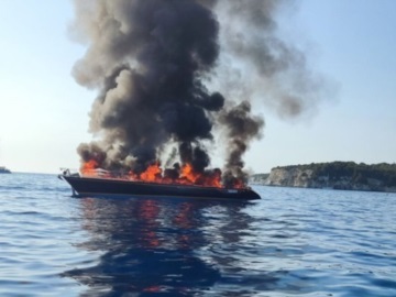 Φωτιά σε ιστιοφόρο σκάφος στο Πόρτο Χέλι - Καλά στην υγεία τους οι επτά επιβαίνοντες