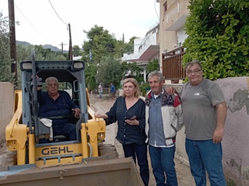 Αίγινα: Η υποψήφια δήμαρχος Σίλα Αλεξίου στις πληγείσες περιοχές από τις πλημμύρες
