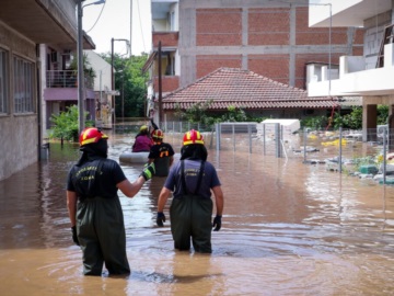 Κακοκαιρία: Δραματικές διασώσεις εγκλωβισμένων – Στα 3 μέτρα το νερό από τον Πηνειό στις δυτικές συνοικίες της Λάρισας