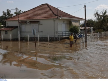 Τηλεδιάσκεψη υπό τον πρωθυπουργό για τις καταστροφές στη Θεσσαλία: Προτεραιότητα η δημόσια υγεία και η απάντληση υδάτων