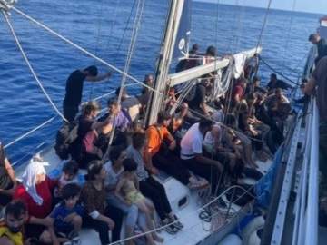 Σκάφος με περίπου 90 παράτυπους μετανάστες εντοπίστηκε δυτικά της Πύλου - Σε εξέλιξη επιχείρηση διάσωσης