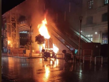 Φωτιά στις κυλιόμενες σκάλες στο μετρό του Πειραιά – Χρειάστηκε η παρέμβαση της πυροσβεστικής