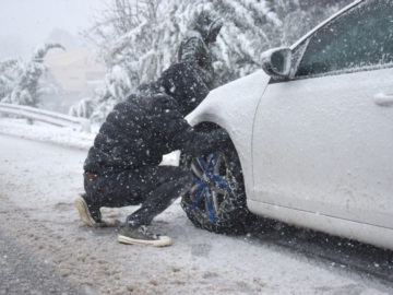 Χιόνιζει στην Πάρνηθα - Με αλυσίδες τα αυτοκίνητα, διακοπή κυκλοφορίας από το τελεφερίκ - ΕΜΥ πρόγνωση καιρού