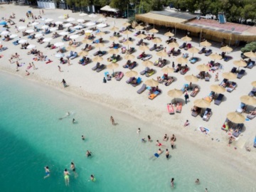 Νομοσχέδιο – αιγιαλός: Πλατφόρμα για… καταγγελίες και διαγωνισμοί για παραλίες με «τιμές εφορίας»