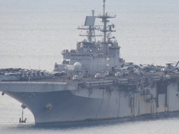 Ανοιχτά του Πειραιά αγκυροβόλησε το αμερικανικό πολεμικό πλοίο BATAAN LHD-5 (βίντεο)