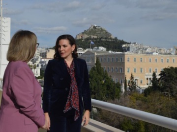 Συνάντηση Όλγας Κεφαλογιάννη με την ελληνικής καταγωγής Υφυπουργό Τουρισμού του Καναδά Annie Koutrakis