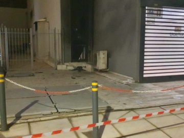 Εμπρηστική επίθεση στα γραφεία ναυτιλιακής εταιρείας στον Πειραιά – Μικρές υλικές ζημιές