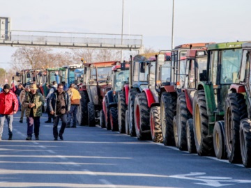 Συνεχίζουν τις κινητοποιήσεις οι αγρότες – Νέες συγκεντρώσεις και πορείες