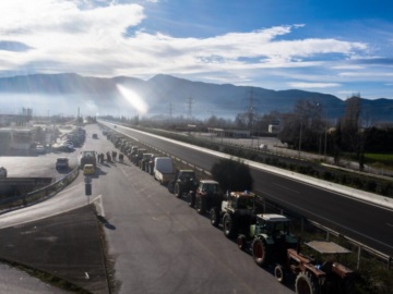 Έκλεισε η Εθνική Οδός Αθηνών – Λαμίας από αγρότες στην Αταλάντη – Από παρακαμπτήριους η κυκλοφορία
