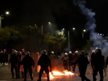Θεσσαλονίκη: Επεισόδια μεταξύ φοιτητών και αστυνομίας μετά τη λήξη της κατάληψης στο κτίριο διοίκησης του ΑΠΘ (βίντεο)