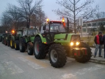Φλώρινα: Οι αγρότες παρέταξαν τα τρακτέρ στον μεθοριακό σταθμό Νίκης