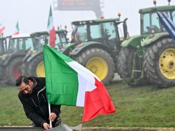 Ιταλία: Κλιμακώνουν τις κινητοποιήσεις τους οι αγρότες- Την Πέμπτη θα πλησιάσουν τη Ρώμη