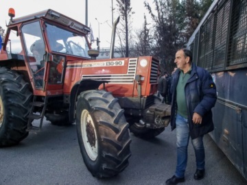 Αγρότες: Εννέα αιτήματα προς τον Πρωθυπουργό ενώ πυκνώνουν τα μπλόκα – Στο διάλογο με ανοιχτούς δρόμους επιμένει η κυβέρνηση
