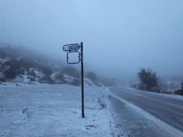 Χιονίζει πάλι στην Πάρνηθα – Διακόπηκε η κυκλοφορία από το τελεφερίκ