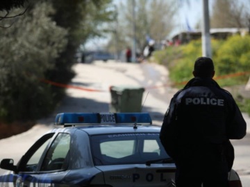 Ελευσίνα: Παραδόθηκε ο αστυνομικός που είχε ταμπουρωθεί σπίτι του - Οδηγείται στο ΑΤ