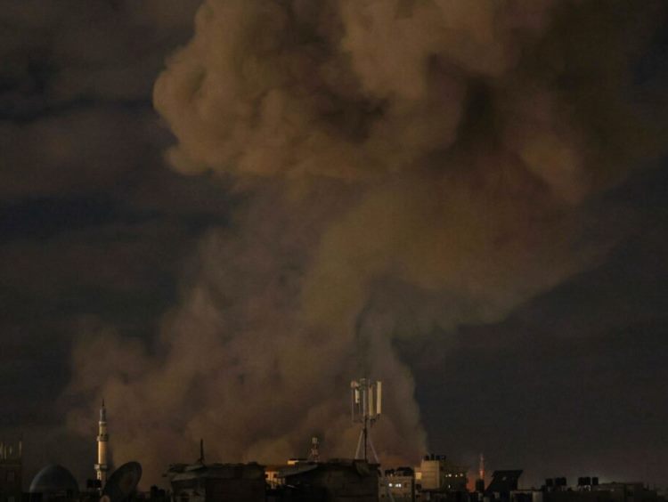 Πόλεμος Ισραήλ-Χαμάς: Νέοι βομβαρδισμοί τη νύχτα στη Ράφα – Συνεχίζονται οι συνομιλίες για ανακωχή