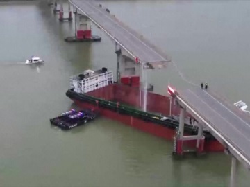 Δύο νεκροί, τρεις αγνοούμενοι από την πρόσκρουση πλοίου σε γέφυρα στη νότια Κίνα – Επιχείρηση διάσωσης σε εξέλιξη