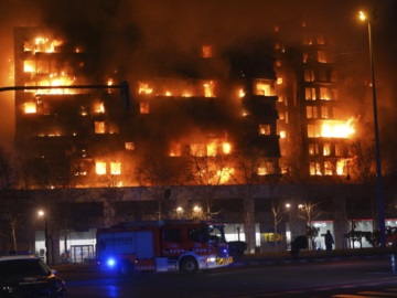 Τραγωδία στην Ισπανία: Τέσσερις νεκροί και 14 τραυματίες από πυρκαγιά σε πολυκατοικία 14 ορόφων στη Βαλένθια (video)
