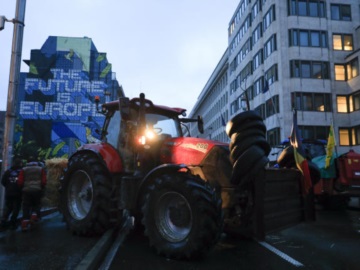 Ένταση με τους αγρότες στις Βρυξέλλες - Δείτε LIVE 