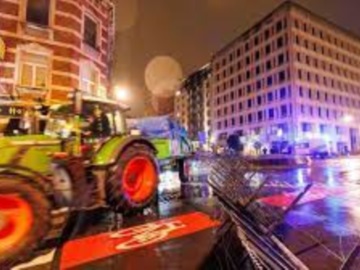 Ξεσηκωμός στις Βρυξέλλες -Οι αγρότες με τα τρακτέρ σπάνε τα κιγκλιδώματα, ρίψεις νερού από την αστυνομία