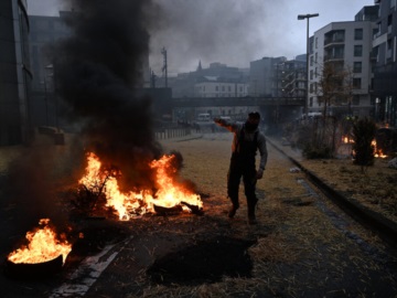 Ένταση στις Βρυξέλλες: Αγρότες σπάνε κιγκλιδώματα, ανάβουν φωτιές και πετούν πορτοκάλια (Live)