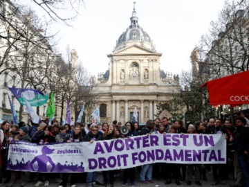 Γαλλία: Κατοχυρώθηκε στο Σύνταγμα το δικαίωμα στην άμβλωση