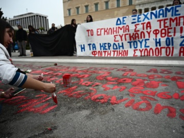 Τραγωδία στα Τέμπη: Φοιτητές ξαναγράφουν τα ονόματα των θυμάτων μπροστά στον Άγνωστο Στρατιώτη