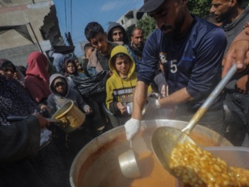 Ισραηλινά πυρά και ποδοπάτημα εν μέσω διανομής τροφίμων στη Γάζα, προκάλεσαν «μακελειό»
