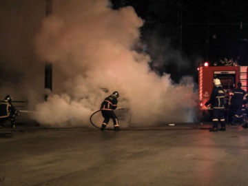 Ζωγράφου: Στις φλόγες αυτοκίνητα έξω από την Πανεπιστημιούπολη
