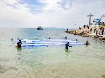 Ρίγη συγκίνησης με την Ελληνική σημαία στη θάλασσα του Πειραιά